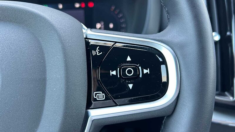Volvo XC60 2.0 B5 P PLUS DARK AUTO 4WD 250 5P