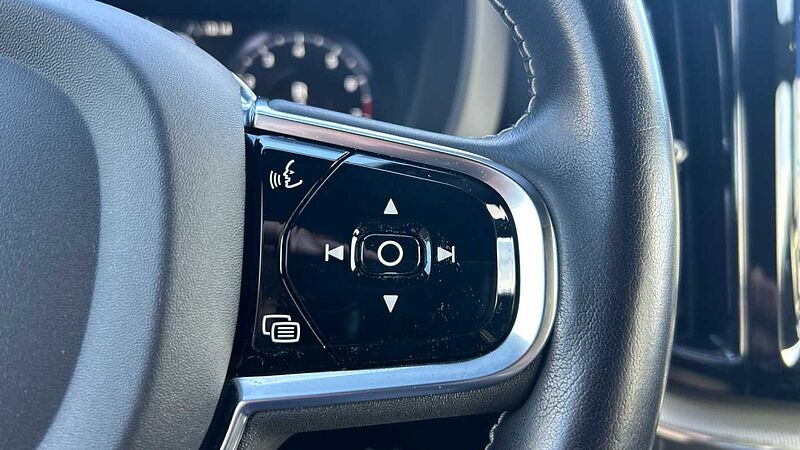 Volvo XC60 2.0 B4 P R-DESIGN AUTO 197 5P