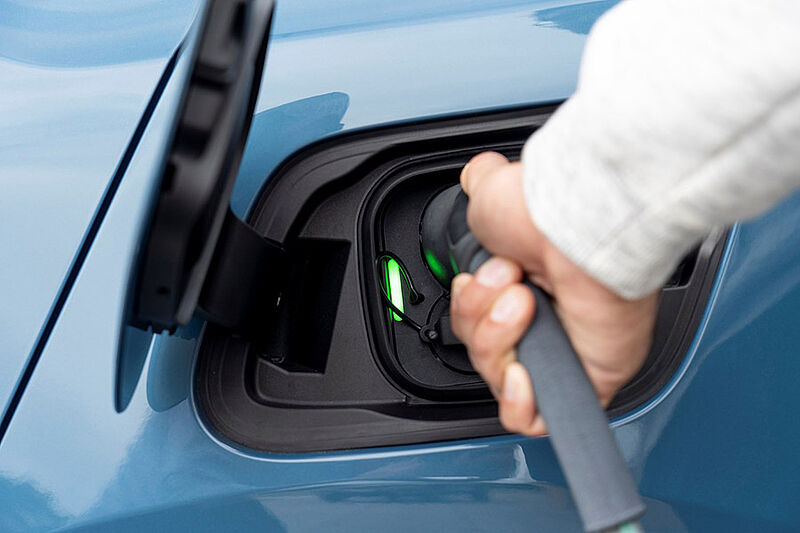 ¿Qué ocurre si me equivoco de combustible al repostar en mi coche híbrido?